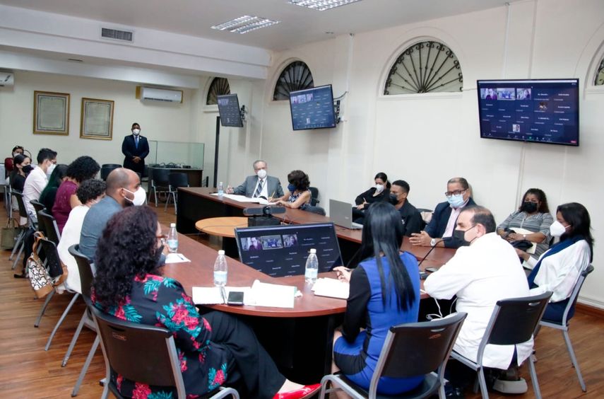 El Ministerio de Salud (Minsa) se reunió con representantes de Médicos Unidos Internos de Panamá, dicha reunión fue presidida por Alessandro Ganci, asesor del Despacho Superior quién calificó como positiva el encuentro. 