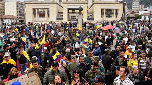 Cientos de exmilitares protestan en Colombia contra el gobierno de Petro