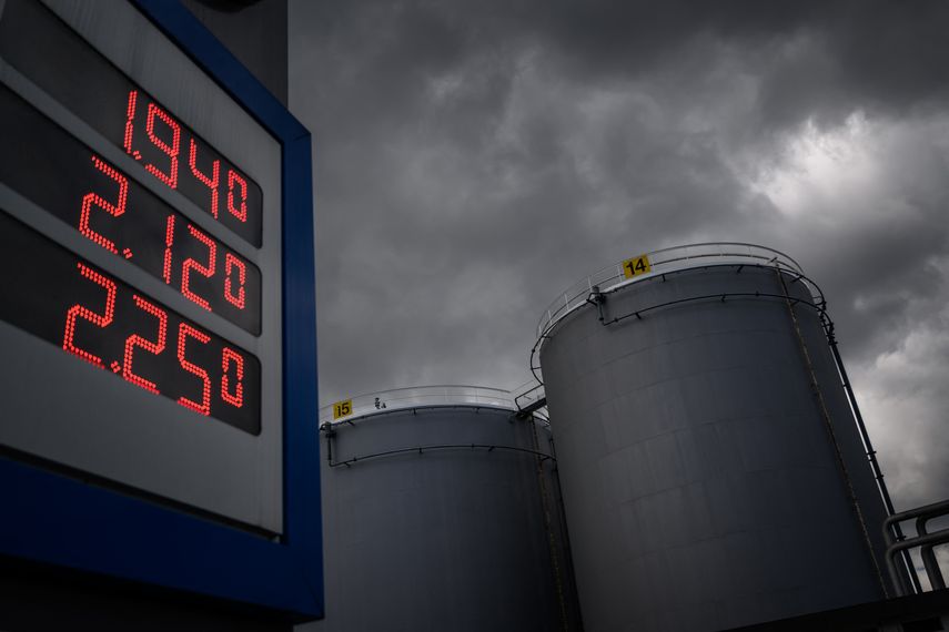 Los precios del petróleo retomaron la senda alcista el lunes, impulsados por el repunte de las tensiones entre Washington y Teherán que perturban la navegación en el estrecho de Ormuz, esencial para el mercado de hidrocarburos mundial.