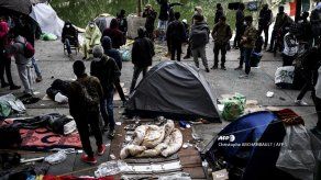 Policía evacúa un enorme campamento de migrantes a las puertas de París