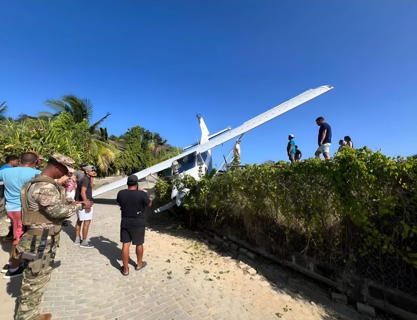 Agentes de seguridad y lugares acudieron al lugar donde quedó la avioneta. Solo hubo daños materiales.