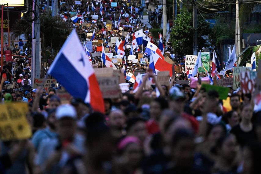 Panamá amaneció este jueves 26 de octubre en su cuarto día de protestas en rechazo al contrato minero ratificado por el Estado panameño y la empresa Minera Panamá. Panamá amaneció este jueves 26 de octubre en su cuarto día de protestas en rechazo al contrato minero ratificado por el Estado panameño y la empresa Minera Panamá.