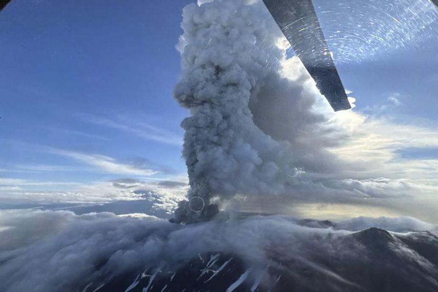 Por primera vez en casi 300 años, siete volcanes se encuentran activos al unísono en Kamchatka, en el Lejano Oriente ruso, los cuales despertaron tras el terremoto de magnitud 8,8 que ocurrió la semana pasada y que según los científicos de Rusia causó un desplazamiento de 2 metros del sur de la península. Por primera vez en casi 300 años, siete volcanes se encuentran activos al unísono en Kamchatka, en el Lejano Oriente ruso, los cuales despertaron tras el terremoto de magnitud 8,8 que ocurrió la semana pasada y que según los científicos de Rusia causó un desplazamiento de 2 metros del sur de la península.
