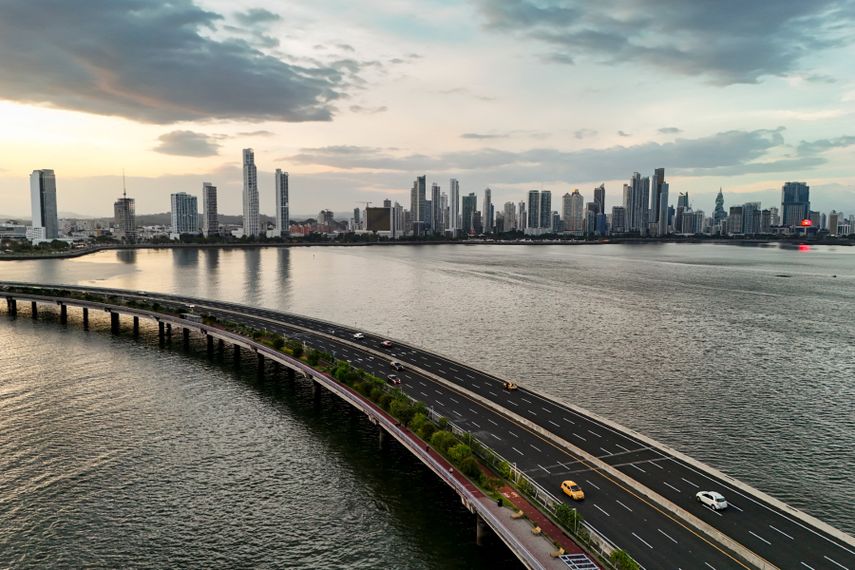 Panamá reduce su déficit fiscal, pero Moodys alerta sobre desafíos futuros