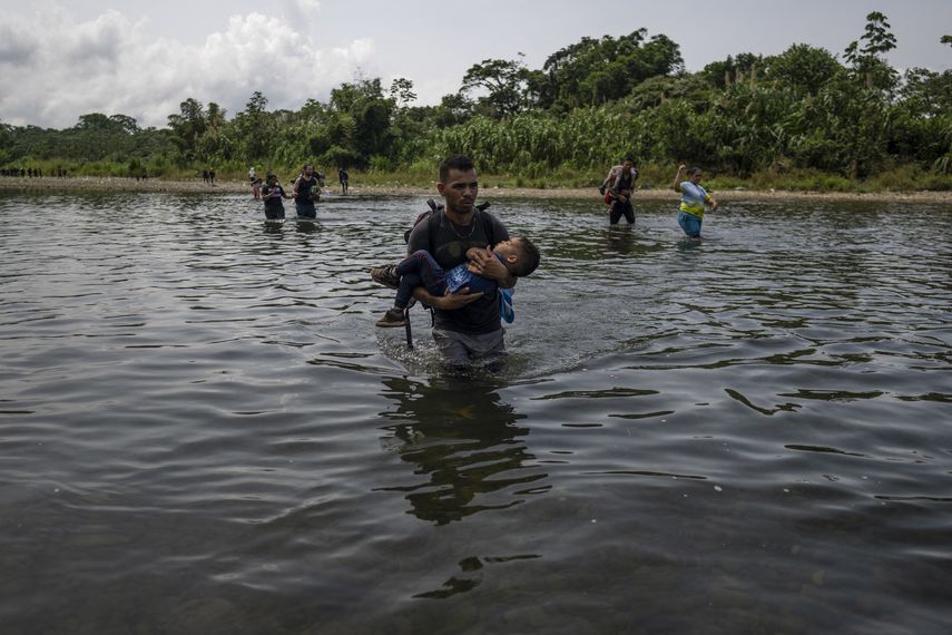 Al menos 55 migrantes fallecieron intentando cruzar el Darién durante 2024, una cifra que podría duplicarse dada la dificultad de hallar los cuerpos en esa peligrosa selva fronteriza entre Panamá y Colombia, dijo este lunes el ministro panameño de Seguridad Pública, Frank Ábrego. Al menos 55 migrantes fallecieron intentando cruzar el Darién durante 2024, una cifra que podría duplicarse dada la dificultad de hallar los cuerpos en esa peligrosa selva fronteriza entre Panamá y Colombia, dijo este lunes el ministro panameño de Seguridad Pública, Frank Ábrego.