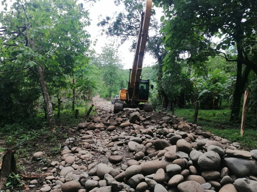Equipo pesado del MOP inició trabajos de traslado de material para la construcción del nuevo puente colgante peatonal sobre el río Tabasará en Tolé en el nororiente de la provincia de Chiriquí.&nbsp;