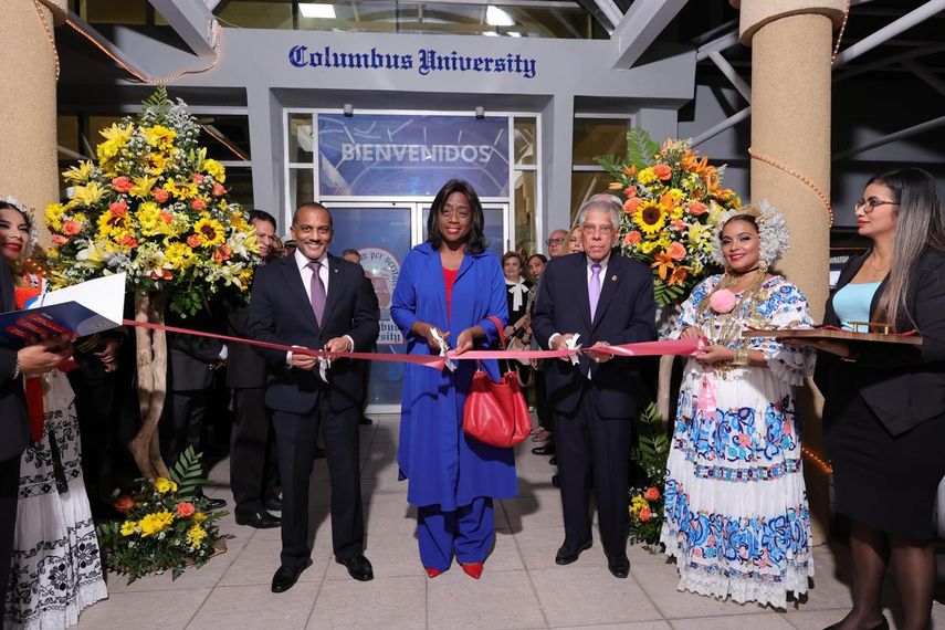 Cada año, cerca de 800 estudiantes en Panamá se gradúan como doctores en Medicina y Cirugía, preparándose para servir al país y al mundo. Cada año, cerca de 800 estudiantes en Panamá se gradúan como doctores en Medicina y Cirugía, preparándose para servir al país y al mundo. 