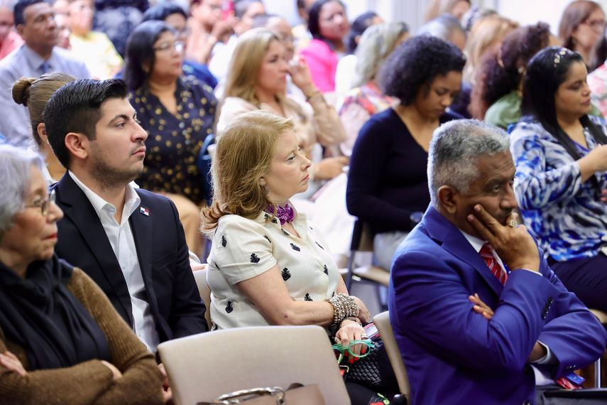 Panamá se aboca a la actualización de los contenidos educativos con la colaboración de universidades locales y gremios como la Asociación Nacional de Recursos Humanos, a fin de construir un currículo que otorgue a los estudiantes la oportunidad de tener "éxito en la vida", afirmó este jueves la titular del Ministerio de Educación (Meduca), Lucy Molinar. Panamá se aboca a la actualización de los contenidos educativos con la colaboración de universidades locales y gremios como la Asociación Nacional de Recursos Humanos, a fin de construir un currículo que otorgue a los estudiantes la oportunidad de tener "éxito en la vida", afirmó este jueves la titular del Ministerio de Educación (Meduca), Lucy Molinar.