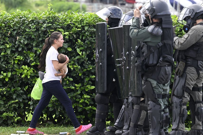 Contrato minero causa choque entre policías y manifestantes