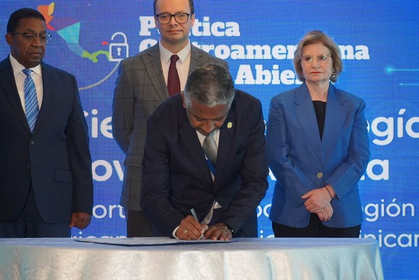 Eduardo Ortega Barría, secretario nacional de la Senacyt de Panamá. Eduardo Ortega Barría, secretario nacional de la Senacyt de Panamá.