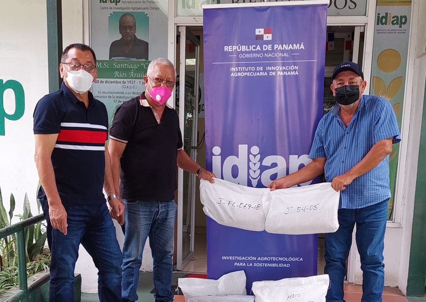 Se entregaron 10 variedades de arroz y maíz