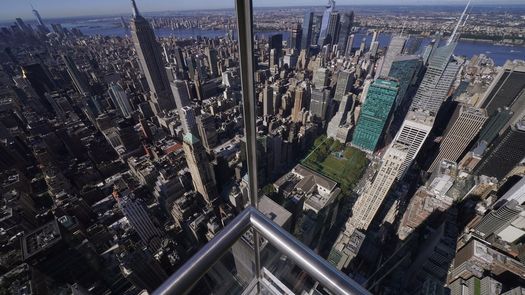 Trabajadores de Nueva York remolonean para volver a las oficinas