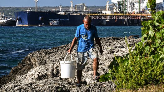 Un petrolero ruso atracó este martes en el puerto de Matanzas, en el occidente de Cuba, con el primer cargamento de crudo que la isla recibe desde enero, tras el respiro concedido por Washington en medio del bloqueo de petróleo de facto que aplica al país caribeño. Un petrolero ruso atracó este martes en el puerto de Matanzas, en el occidente de Cuba, con el primer cargamento de crudo que la isla recibe desde enero, tras el respiro concedido por Washington en medio del bloqueo de petróleo de facto que aplica al país caribeño.