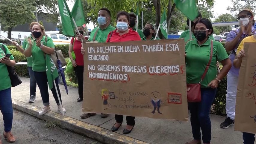 Un grupo de docentes AECHI se manifestaron por la falta de nombramientos
