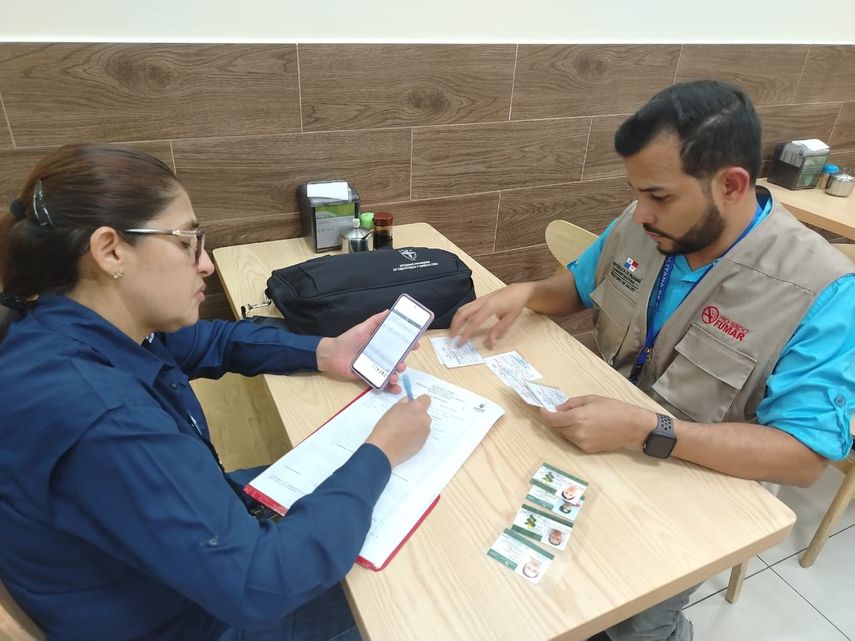 El equipo de Salud Pública de la región Metropolitana de Salud (MINSA) llevó a cabo un operativo en 20 establecimientos, que incluían restaurantes, ventas ambulantes, salones de belleza y barberías, en el sector de Condado del Rey. El equipo de Salud Pública de la región Metropolitana de Salud (MINSA) llevó a cabo un operativo en 20 establecimientos, que incluían restaurantes, ventas ambulantes, salones de belleza y barberías, en el sector de Condado del Rey.