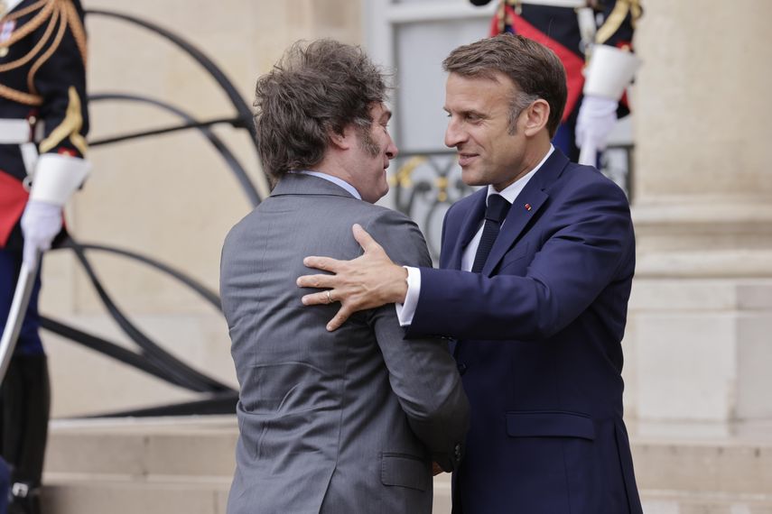 Macron recibe a Javier Milei en Francia tras polémica sobre cánticos racistas. Macron recibe a Javier Milei en Francia tras polémica sobre cánticos racistas.