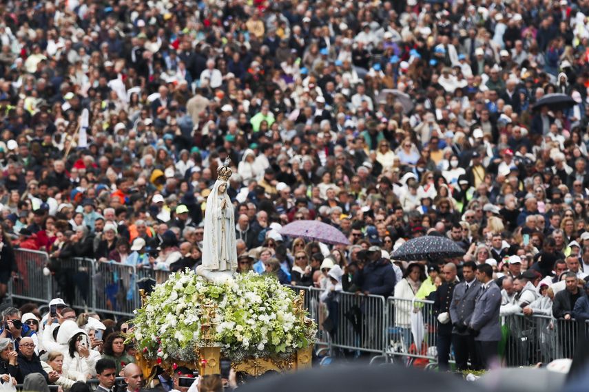Miles de fieles recuerdan en Fátima a Francisco y oran por nuevo pontificado de León XIV