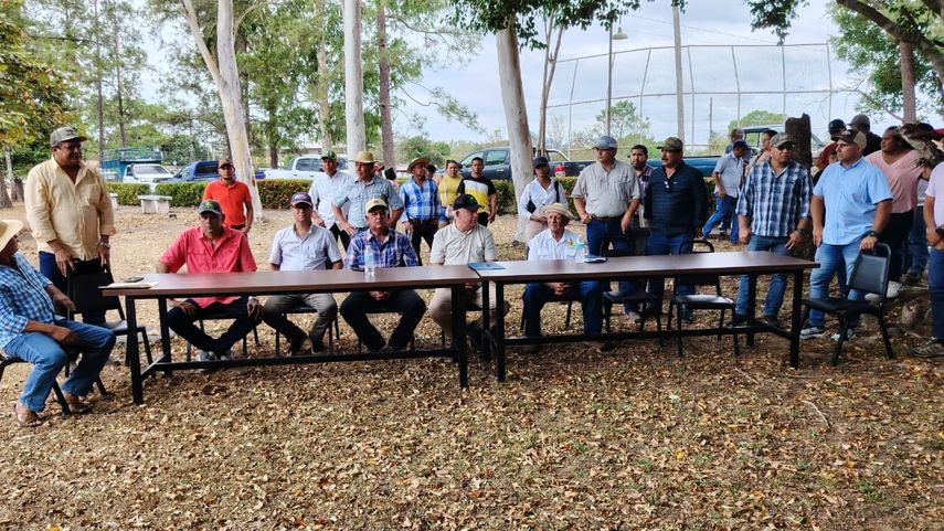 El ministro Roberto Linares se reunió con productores en Divisa. El ministro Roberto Linares se reunió con productores en Divisa.