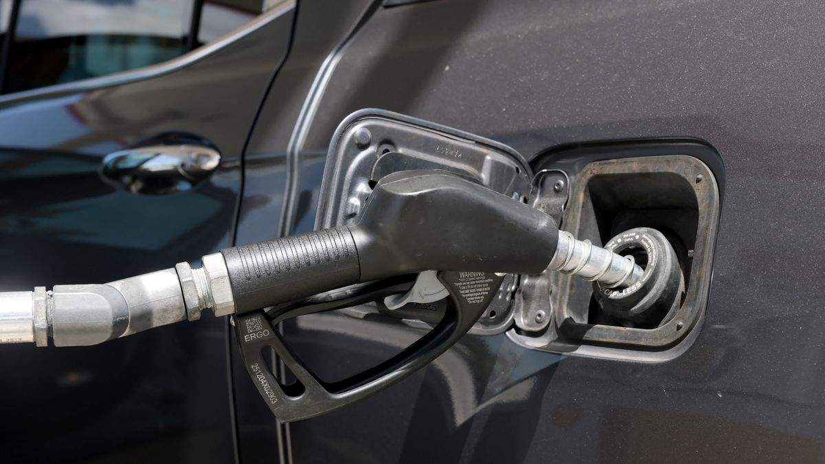 Los precios del petróleo retrocedían marcadamente este viernes después del anuncio de Irán sobre la apertura completa del estrecho de Ormuz durante el resto de la tregua con Estados Unidos. Los precios del petróleo retrocedían marcadamente este viernes después del anuncio de Irán sobre la apertura completa del estrecho de Ormuz durante el resto de la tregua con Estados Unidos.