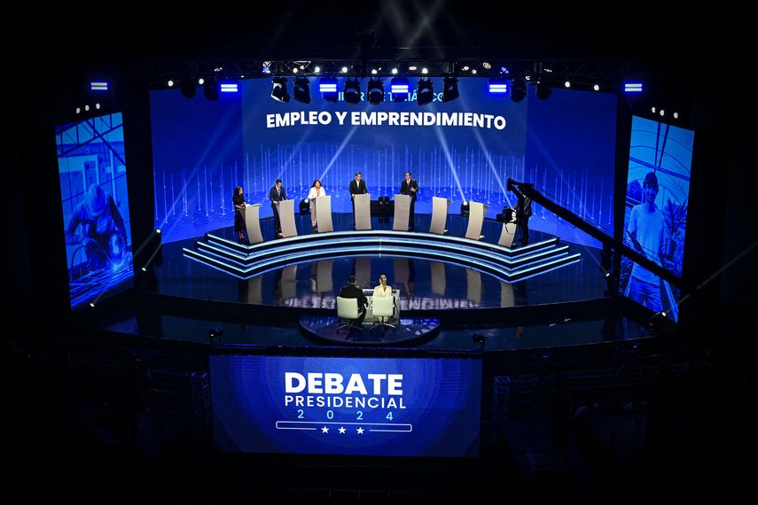 Seis de ocho candidatos presidenciales finalizaron este miércoles su participación en los debates oficiales y se preparan para el cierre de campañas para las elecciones generales del 5 de mayo. Seis de ocho candidatos presidenciales finalizaron este miércoles su participación en los debates oficiales y se preparan para el cierre de campañas para las elecciones generales del 5 de mayo.