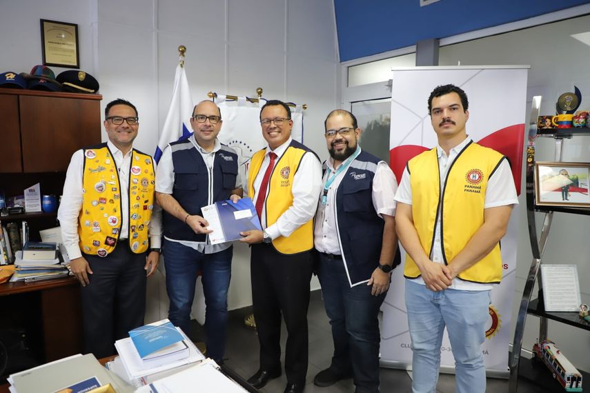 Los directivos del Club Activo 20- 30 estuvieron en la Defensoría del Pueblo. Los directivos del Club Activo 20- 30 estuvieron en la Defensoría del Pueblo.