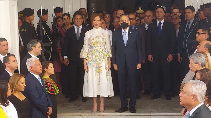 El presidente de la República, Laurentino Nito Cortizo, realizó este viernes 28 de junio su último acto oficial y salió del Palacio Presidencial junto a su esposa Yazmín Colón de Cortizo. El presidente de la República, Laurentino Nito Cortizo, realizó este viernes 28 de junio su último acto oficial y salió del Palacio Presidencial junto a su esposa Yazmín Colón de Cortizo.