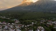 Las autoridades de Guatemala declararon este martes alerta roja, de máxima peligrosidad, en las zonas afectadas por la erupción del volcán de Fuego, a 35 km de la capital del país. Las autoridades de Guatemala declararon este martes alerta roja, de máxima peligrosidad, en las zonas afectadas por la erupción del volcán de Fuego, a 35 km de la capital del país.