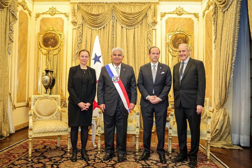 Presidente Mulino recibe cartas credenciales de embajadores de cinco países