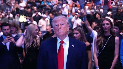 Donald Trump ordenó este domingo el bloqueo naval del estrecho de Ormuz tras denunciar que Irán mantuvo una postura inflexible sobre sus ambiciones nucleares en las negociaciones en Pakistán para poner fin a seis semanas de guerra en Oriente Medio. Donald Trump ordenó este domingo el bloqueo naval del estrecho de Ormuz tras denunciar que Irán mantuvo una postura inflexible sobre sus ambiciones nucleares en las negociaciones en Pakistán para poner fin a seis semanas de guerra en Oriente Medio.