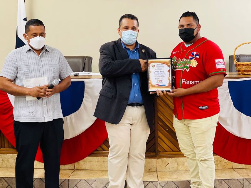 Beisbolistas de Bugaba fueron homenajeados en el Consejo Municipal por su participación en el Campeonato de Béisbol Mayor 2021 tras ganar el título.