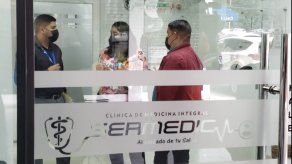 Funcionarios de la Antai realizan una inspección en la clínica Sermedic, que realiza hisopados para viajar a isla Taboga y Contadora.