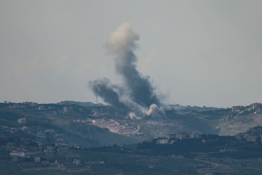 La guerra en Oriente Medio se extendió este lunes al Líbano con ataques de Israel en represalia por disparos del movimiento islamista proiraní Hezbolá, en el tercer día de conflicto regional tras los ataques de Estados Unidos e Israel contra Irán.