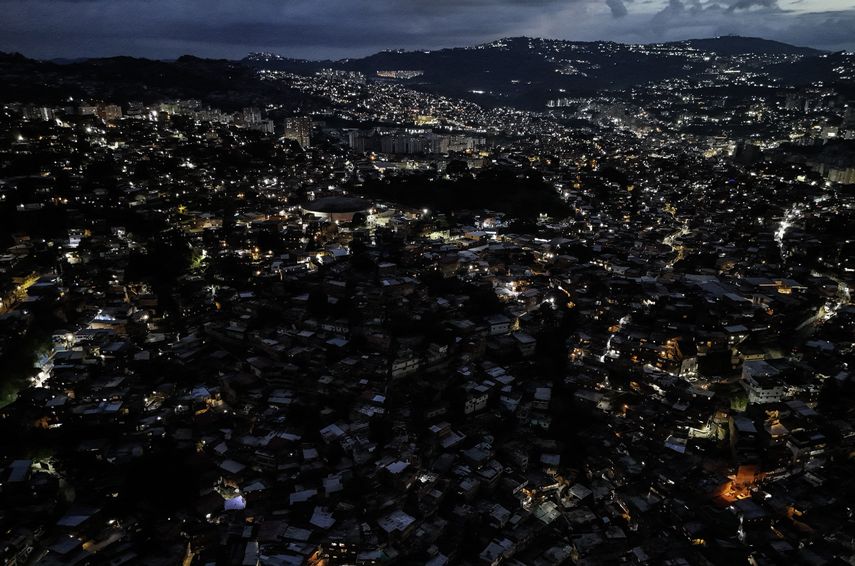 Venezuela restablece electricidad con secuelas