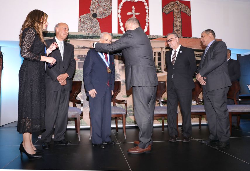 Magistrados del Tribunal Electoral condecora a Luis H. Moreno Magistrados del Tribunal Electoral condecora a Luis H. Moreno