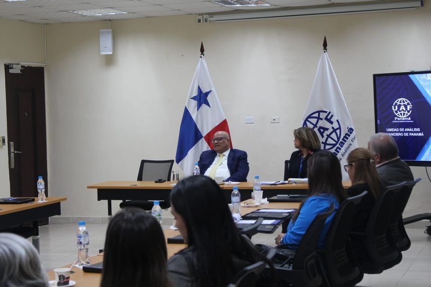 Unidad de Análisis Financiero convoca mesa de trabajo con oficiales de cumplimiento
