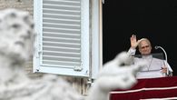 El papa León XIV saludó a miles de personas congregadas en la plaza de San Pedro del Vaticano este domingo, sonriendo, y afirmó que retomará el trabajo progresivamente después de su operación por un cáncer de pulmón. El papa León XIV saludó a miles de personas congregadas en la plaza de San Pedro del Vaticano este domingo, sonriendo, y afirmó que retomará el trabajo progresivamente después de su operación por un cáncer de pulmón.