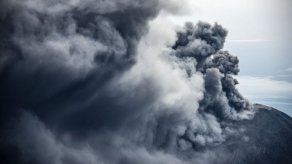 Volcán Turrialba de Costa Rica emana columna de gases y cenizas