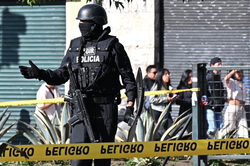 Asesinan a tiros a la alcaldesa más joven de Ecuador, en medio del estado de excepción. Asesinan a tiros a la alcaldesa más joven de Ecuador, en medio del estado de excepción.