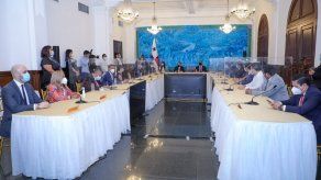 Gobierno firma acuerdo con telefónicas para asegurar conectividad a clientes