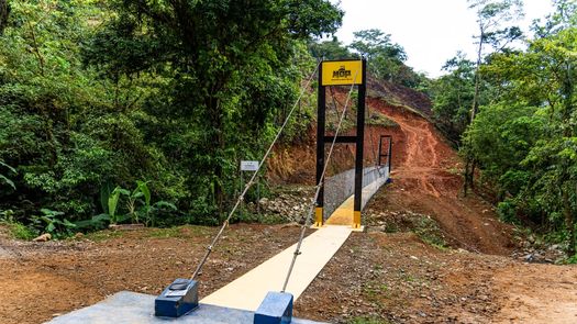El ministro de Obras Públicas (MOP), José Luis Andrade, realizó una jornada de inspección en los distritos de Nole Duima y Mironó de la comarca Ngäbe-Buglé, para monitorear el avnce de la construccion de 13 puentes zarzos, como parte de la primera fase del Plan Nacional de 100 Puentes Zarzo impulsado por el Gobierno Nacional.