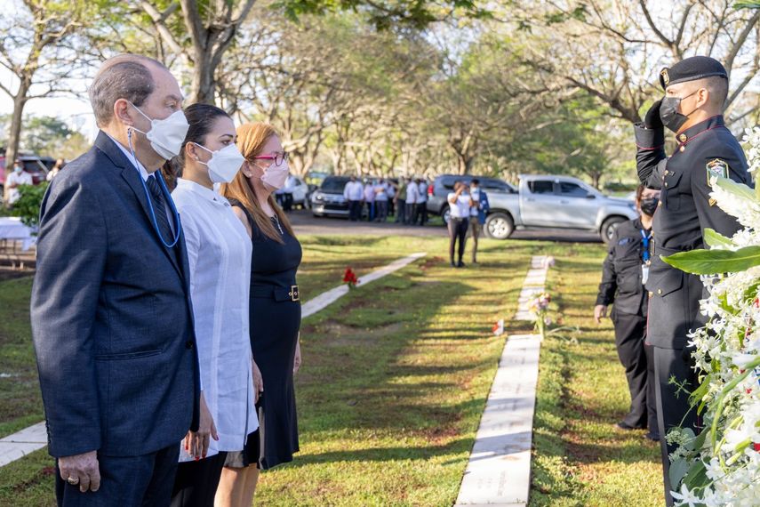 Expulsar a Noriega de Panamá fue la excusa perfecta para que Estados Unidos invadiera Panamá. Expulsar a Noriega de Panamá fue la excusa perfecta para que Estados Unidos invadiera Panamá.