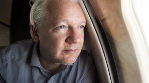 Madre de Julian Asssange dice que calvario llegó a su fin