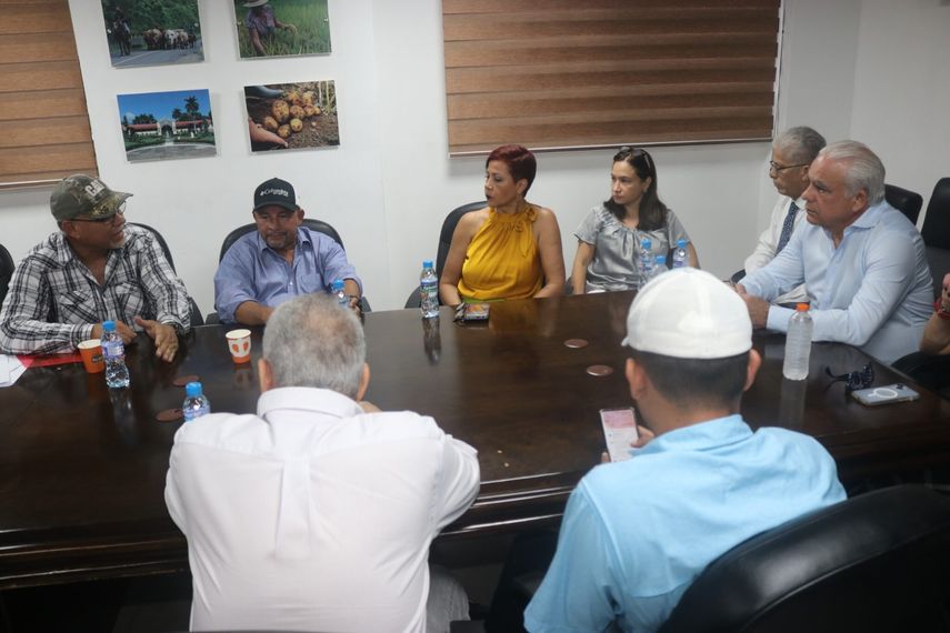 El ministro de Desarrollo Agropecuario (MIDA), Roberto Linares, sostuvo una reunión con los productores de arroz de Panamá Este y Darién, donde aseguró que ningún agricultor se quedará sin vender su cosecha. El ministro de Desarrollo Agropecuario (MIDA), Roberto Linares, sostuvo una reunión con los productores de arroz de Panamá Este y Darién, donde aseguró que ningún agricultor se quedará sin vender su cosecha.