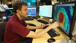 Restringen navegación y uso de playas por huracán Joaquín