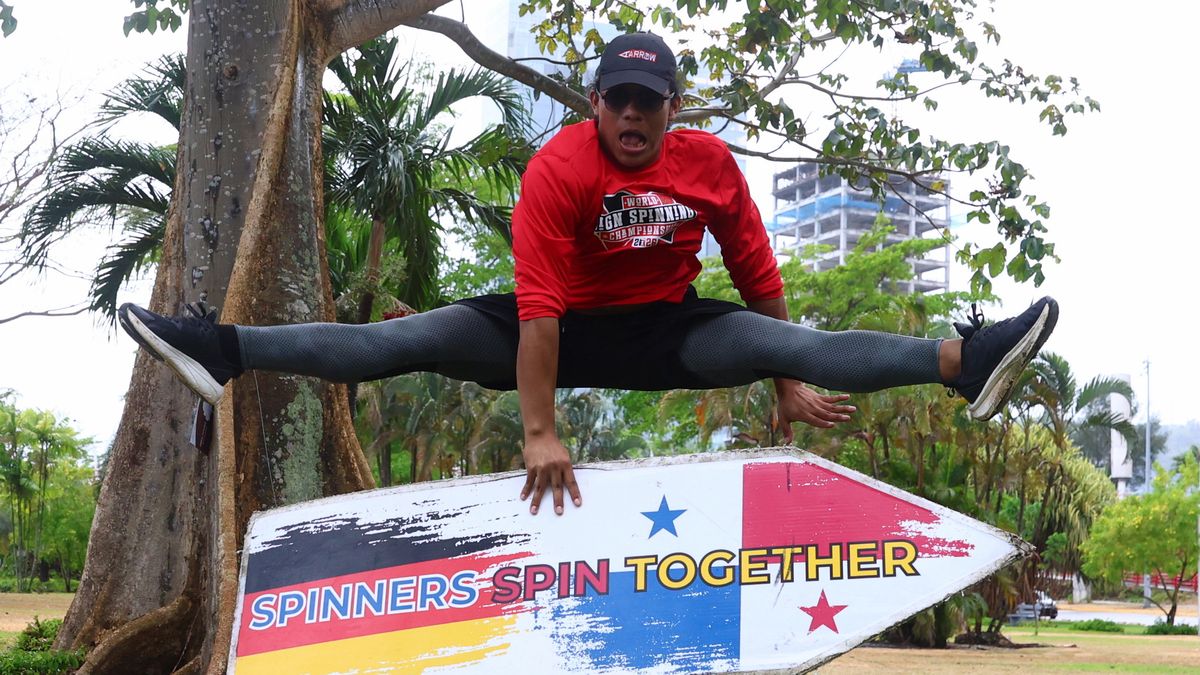 A sus 23 años, el panameño Emanuel José Ábrego, conocido en redes sociales como ´Flechaman´, se ha abierto paso en un deporte poco convencional: el sign spinning, surgido de la técnica publicitaria urbana de realizar movimientos acrobáticos con carteles. A sus 23 años, el panameño Emanuel José Ábrego, conocido en redes sociales como ´Flechaman´, se ha abierto paso en un deporte poco convencional: el sign spinning, surgido de la técnica publicitaria urbana de realizar movimientos acrobáticos con carteles.