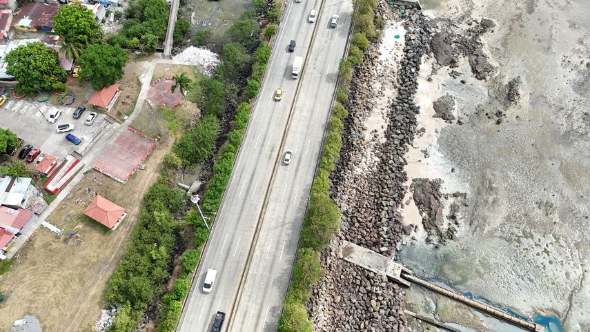 MiAMBIENTE ordena paralización de industria por vertidos ilegales en la Bahía de Panamá