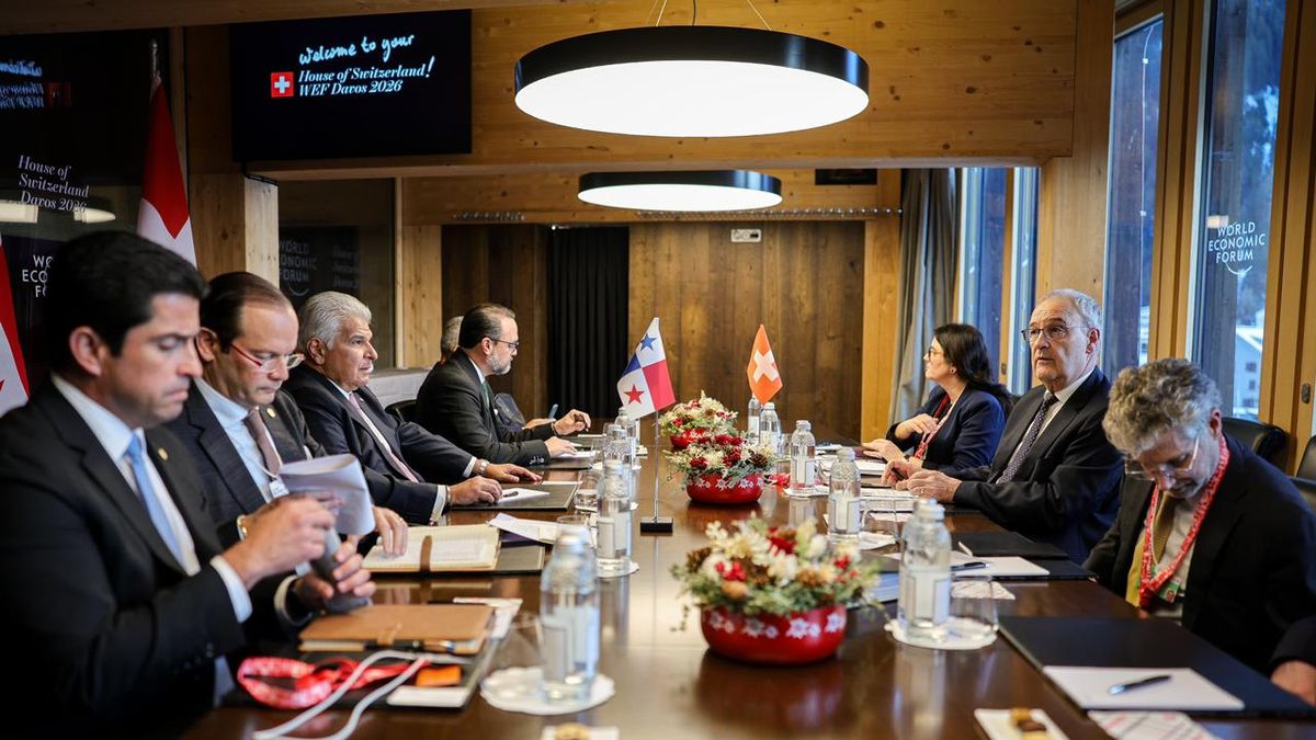 Mulino sostuvo reuniones de alto nivel en su primer dìa de agenda oficial en Davos, Suiza.