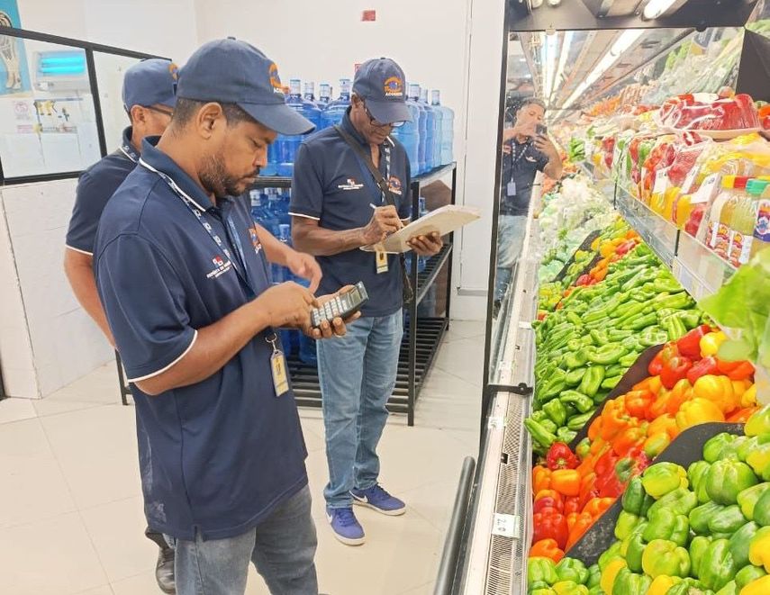 Siguiendo las directrices del administrador Ramón Abadi Balid, los funcionarios de Acodeco están levantando encuestas de precios e inventarios de los productos de mayor consumo, a fin de obtener un panorama claro de la disponibilidad y las variaciones de precios en el mercado. Siguiendo las directrices del administrador Ramón Abadi Balid, los funcionarios de Acodeco están levantando encuestas de precios e inventarios de los productos de mayor consumo, a fin de obtener un panorama claro de la disponibilidad y las variaciones de precios en el mercado.