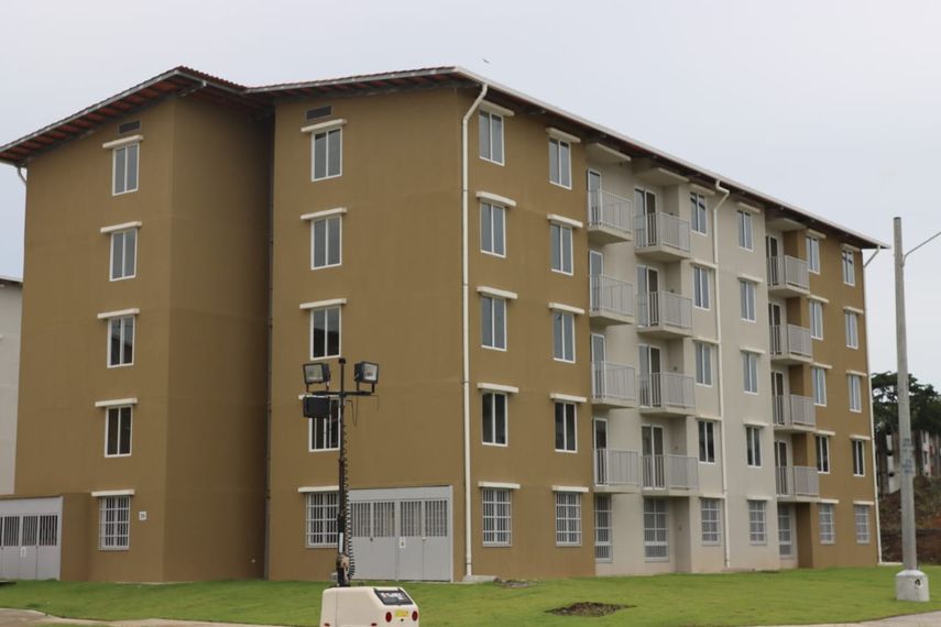 Hay cuentas por pagar importantes en proyectos terminados con una magnitud de aproximadamente 23 millones de balboas, el arrendamiento de las oficinas del Miviot en Plaza Edison donde se debe más de un año. Hay cuentas por pagar importantes en proyectos terminados con una magnitud de aproximadamente 23 millones de balboas, el arrendamiento de las oficinas del Miviot en Plaza Edison donde se debe más de un año.