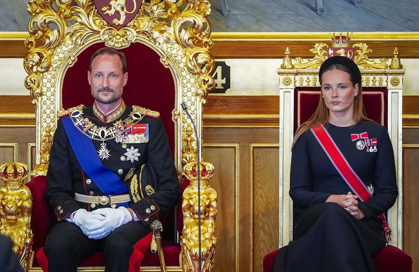 El rey Haakon VIII jura la Constitución ante el Parlamento noruego